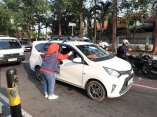 Antisipasi Abu Vulkanik, Pemkot Tangerang Bagikan Masker dan Imbau Warga Gunakan Pelindung