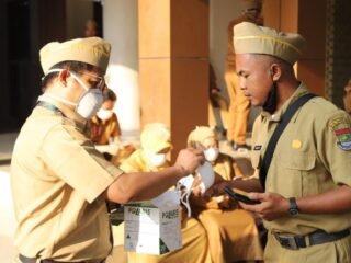 Dampak Abu Vulkanik Dinkes Kabupaten Tangerang Bagikan Masker ke Warga