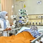 Bupati Serang Ratu Zakiyah Jenguk Hasan Syukur Ojol asal Ciomas Korban Tabrakan BYD di Jakarta