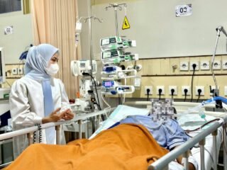 Bupati Serang Ratu Zakiyah Jenguk Hasan Syukur Ojol asal Ciomas Korban Tabrakan BYD di Jakarta